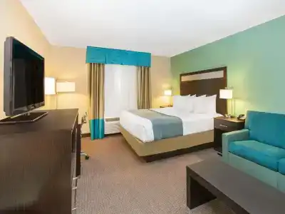 Baymont by Wyndham Center - 17