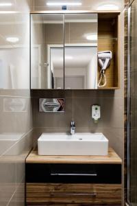 Best Western Plus Celebrity Suites - 84