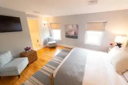 Town & Tide Inn - 38