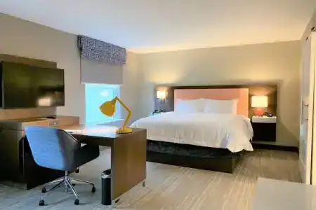 Hampton Inn & Suites West - 26