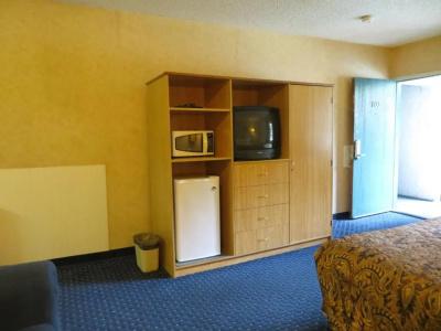 Days Inn by Wyndham Anaheim West - 12