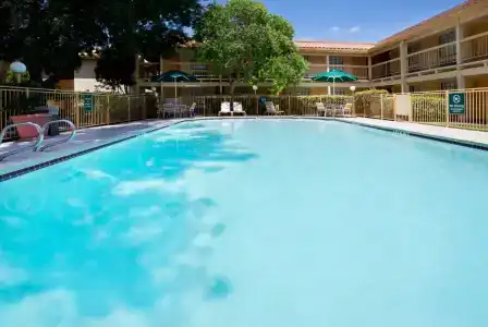La Quinta Inn by Wyndham Austin Oltorf - 7