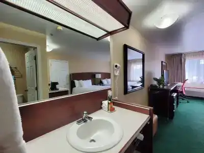 Rogue Regency Inn & Suites - 45