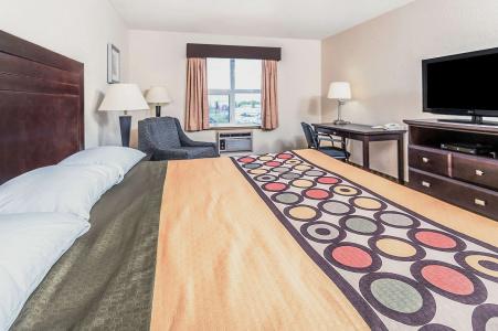 Super 8 by Wyndham/Airport - 4