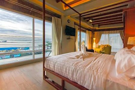 Kroque Boutique & Bistro - 47