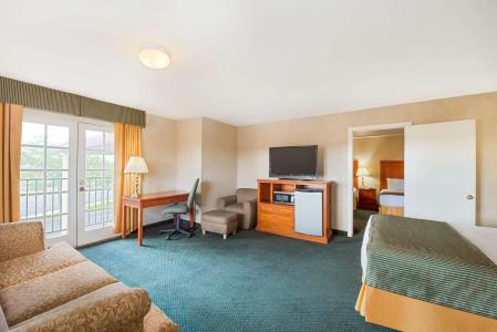 Ramada by Wyndham East - 3