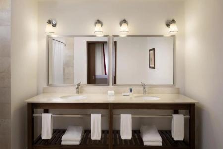 Four Points by Sheraton - 8