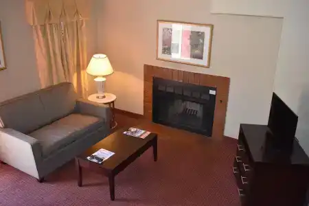 Hawthorn Suites East - 12