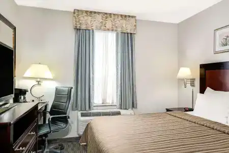 Days Inn by Wyndham Long Island City - 5