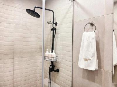 Motives Inn - 85