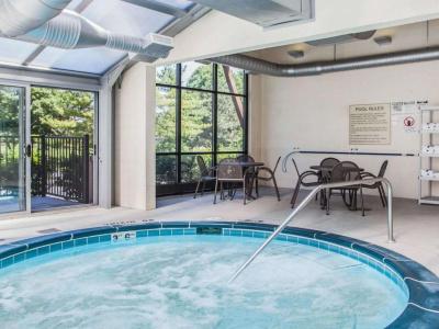 Quality Inn & Suites - 10