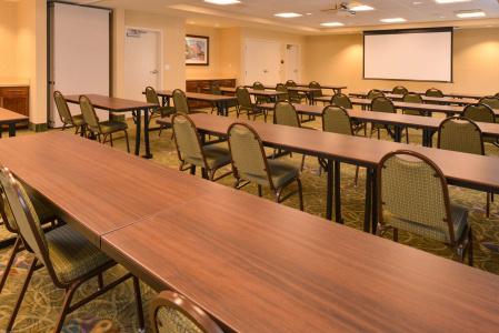 Hampton Inn Midtown-Aksarben - 16