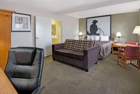 Super 8 by Wyndham Airport - 1