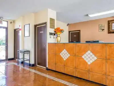 Econo Inn & Suites - 21