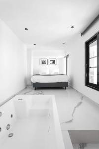 Melo Athens - 185