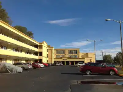 Diamond Inn & Suites - 5
