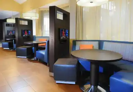 Courtyard by Marriott Houston Hobby Airport - 11