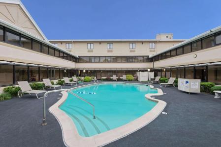 Ramada by Wyndham Boston - 11