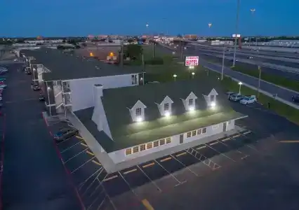 The Crossroads and Suites - 18