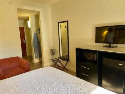 Days Inn & Suites by Wyndham - 47