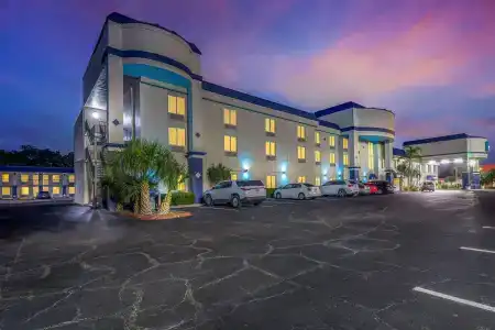 Clarion Inn & Suites Central Beach - 35
