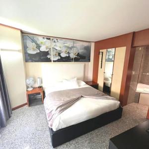 Goldstar  & Suites - 24