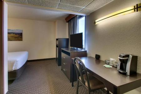 EverSpring Inn & Suites - 34