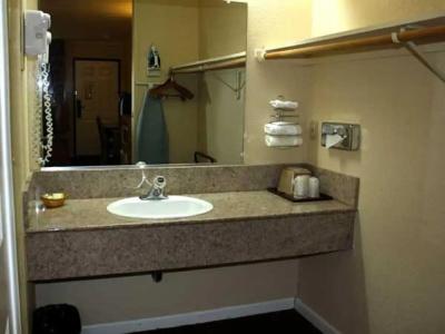 Executive Inn & Suites - 21