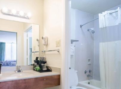 Rodeway Inn & Suites Southeast - 9