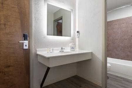 Days Inn and Suites by Wyndham Downtown-University - 39
