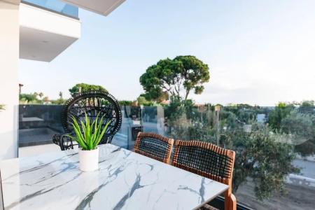 Blue Carpet Luxury Suites - 205