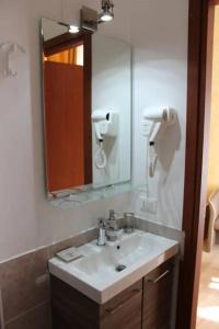 Damiani & Sister Guesthouse - 11