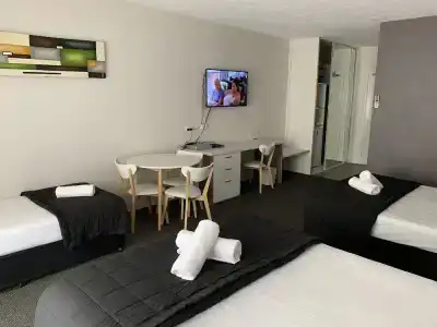 Outrigger Burleigh - 55