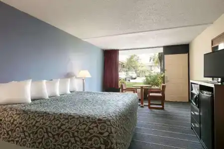 Days Inn by Wyndham/Central - 23