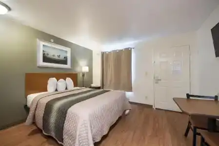HomeTowne Studios by Red Roof Dallas - - 21