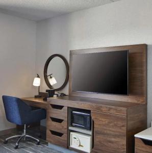 Hampton Inn and Suites Downtown - 78