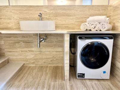 Regis Condo - 225