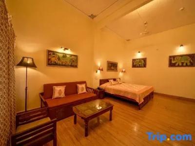 Arya Niwas - 118