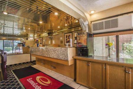 Econo Lodge Village - 25