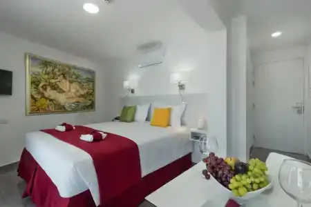 Art & Wine Studios and Apts - 86