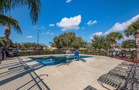 HomeTowne Studios by Red Roof Orlando South - 28