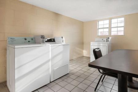 Super 8 by Wyndham New Orleans - 9