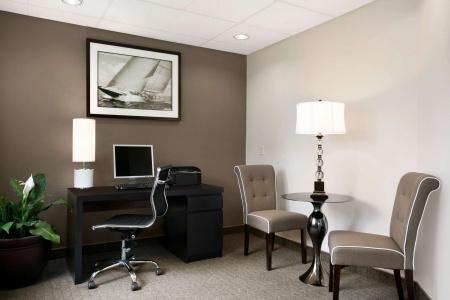 Super 8 by Wyndham Portland Airport - 1