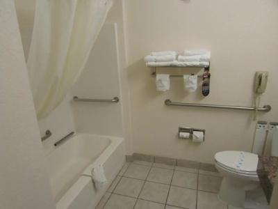 Super 8 by Wyndham Austin/Airport South - 35
