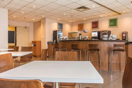 Comfort Suites Downtown - 12