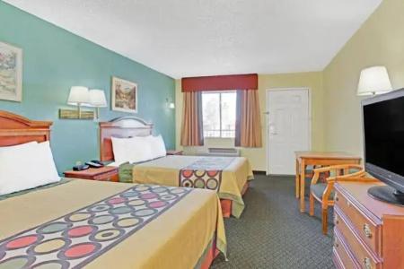 Super 8 by Wyndham Tucson Downtown Convention Center - 3