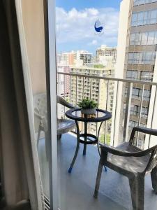 Tropical Studios At Marine Surf Waikiki - Free Parking - Best Location - Full Kitchen - Swimming Pool - 162