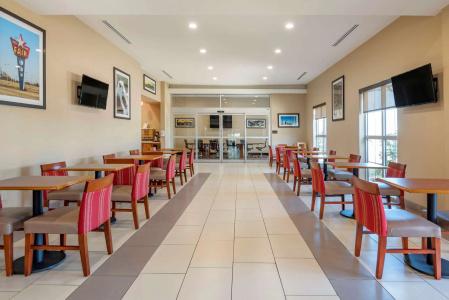 Comfort Suites - University - 25