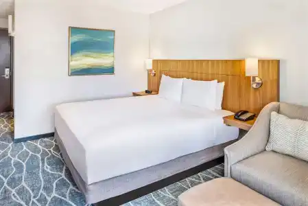 Hyatt Place Waikiki Beach - 2