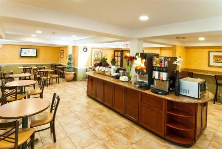 Best Western Plus Raffles Inn & Suites - 23